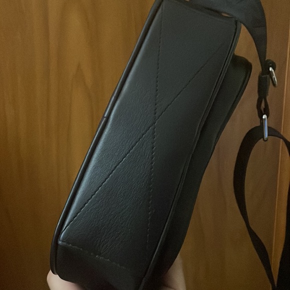 SOLD🖤AUTHENTIC 
Logo Print Nylon Paddy BagPrice🖤Unisex - Picture 9 of 16